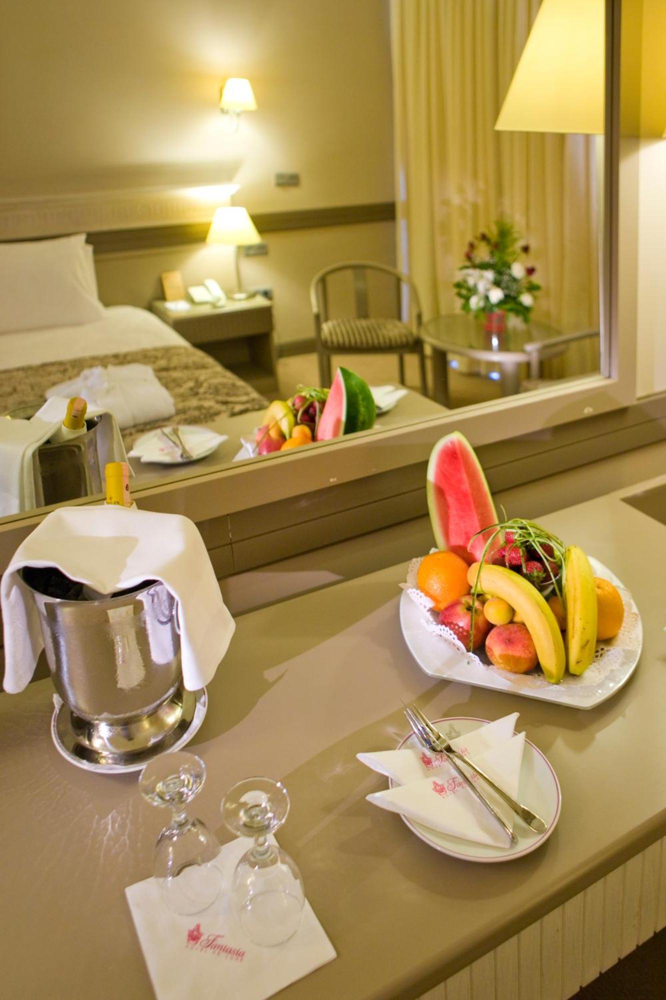 Fantasia Deluxe Hotel Кушадасы Экстерьер фото