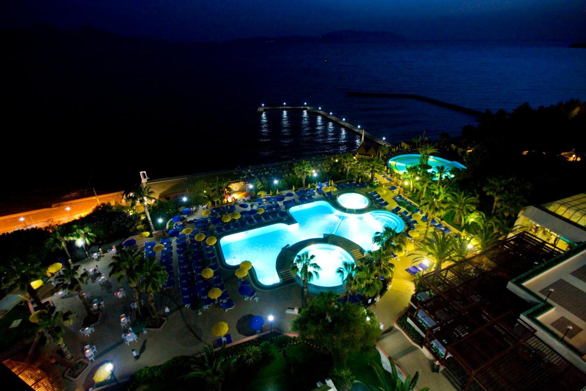 Fantasia Deluxe Hotel Кушадасы Экстерьер фото